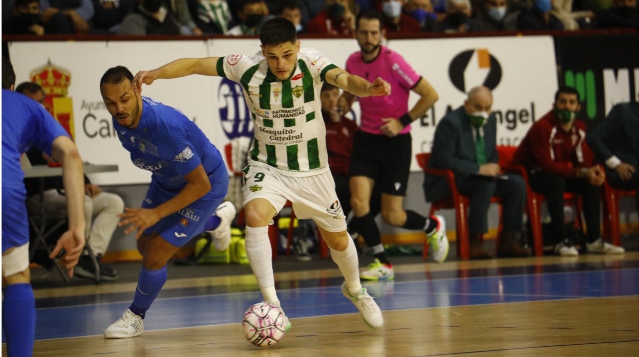 Álex Viana, en una acción del partido ante el Valdepeñas