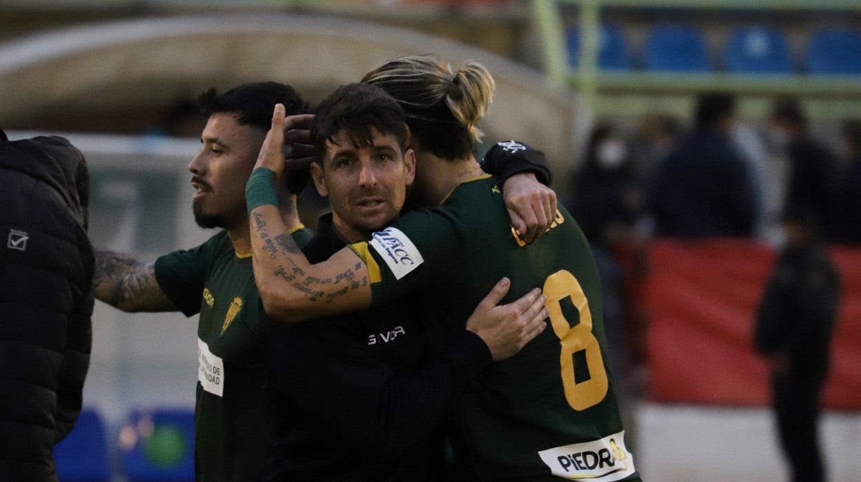 Gudelj celebra el gol del triunfo ante el Don Benito con Javi Flores