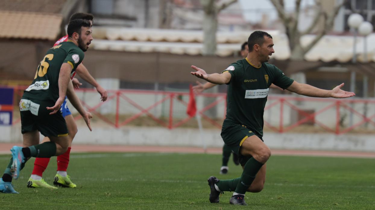 Gudelj celebra el gol del triunfo ante el Don Benito con Javi Flores