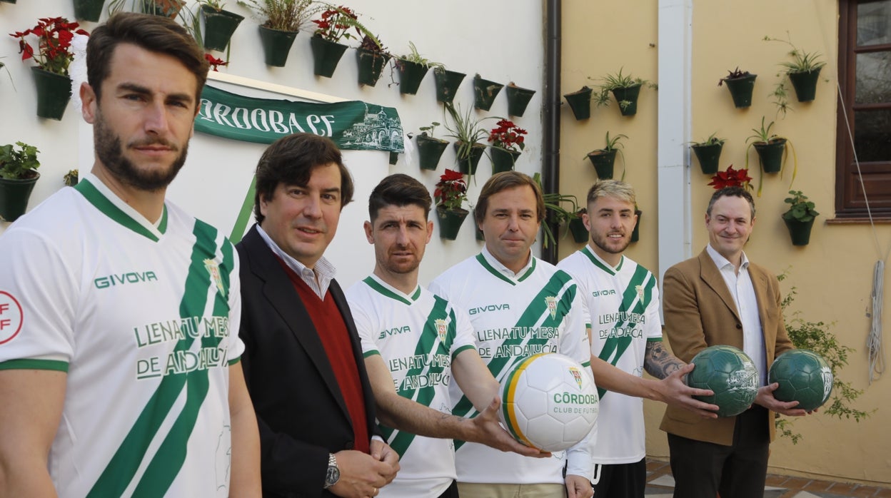 Flores, Cruz y Casas, junto a Repullo y Coca, en la presentación de la camiseta