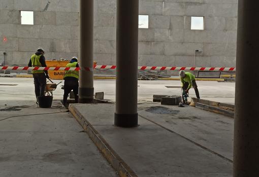 Obreros trabajando en las dársenas de la estación de autobuses en noviembre