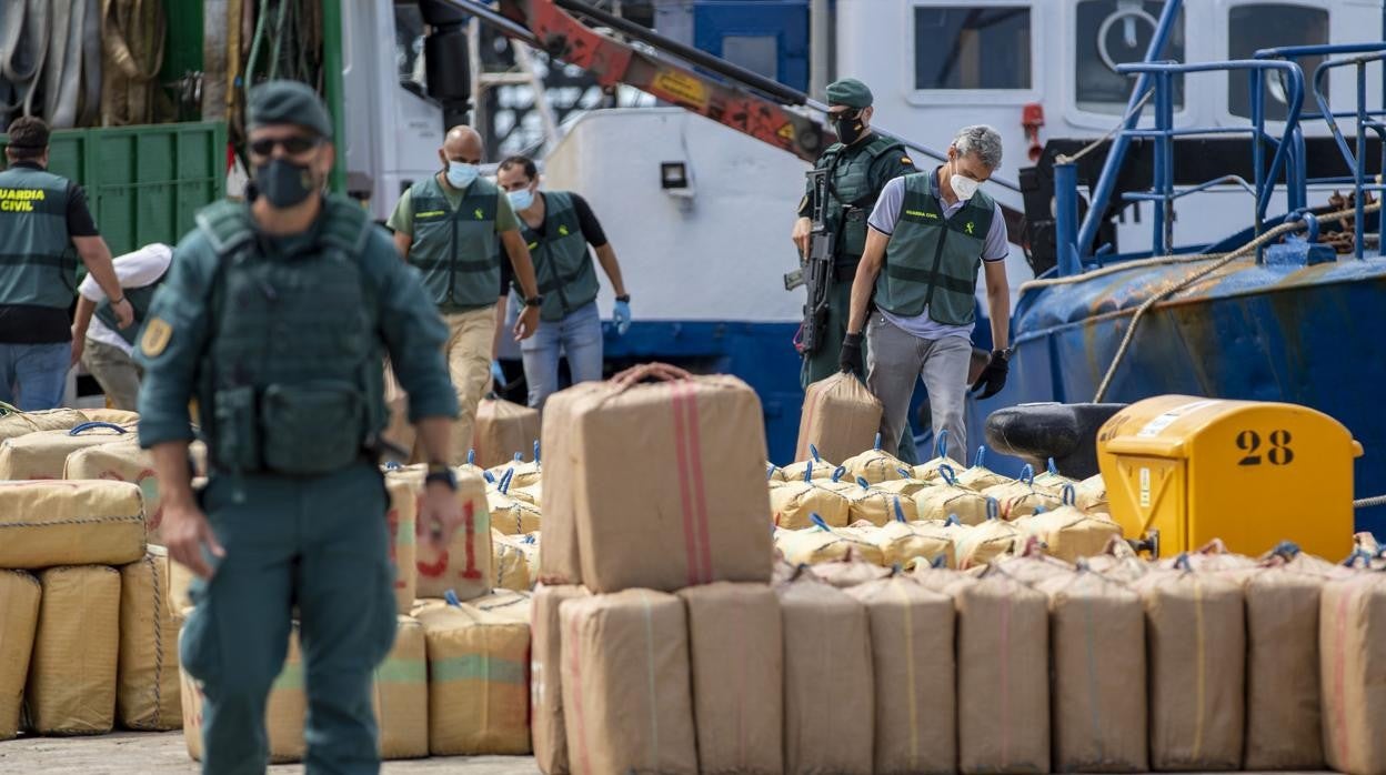 Agentes de la Guardia Civil con la droga incautada en una operación en Huelva