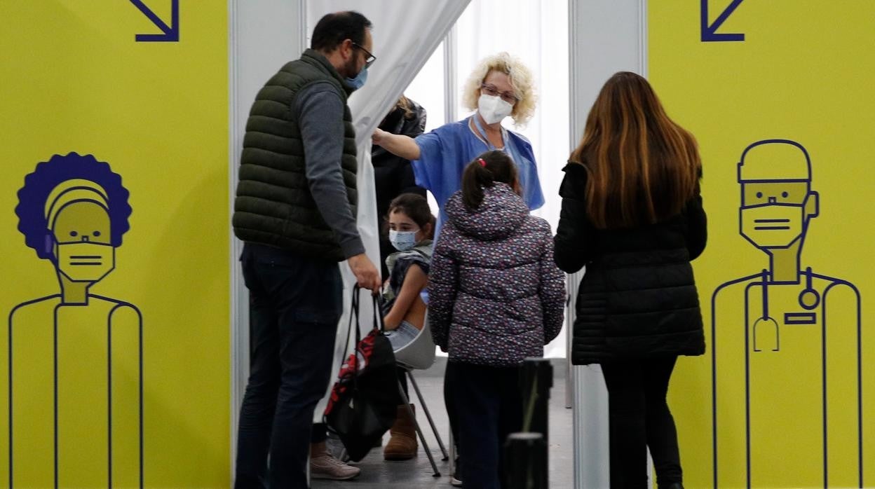 Una niña entra en un 'box' preparado para la vacunación Covid