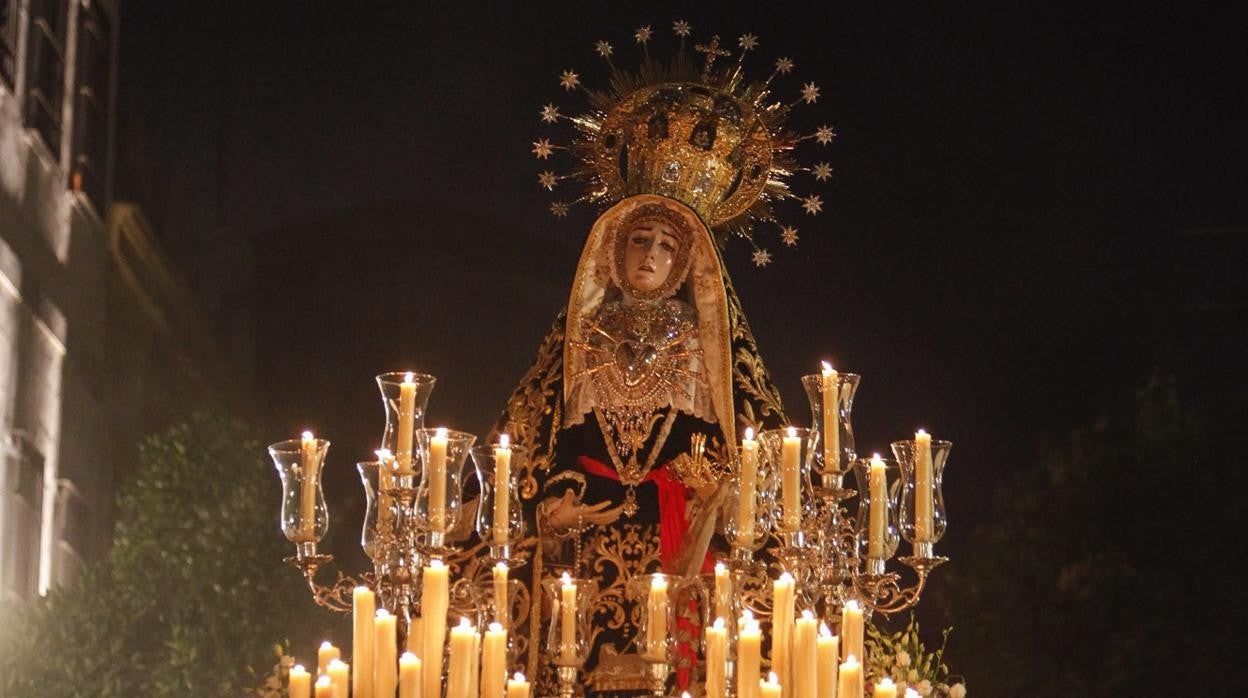 Nuestra Señora de los Dolores, en su paso