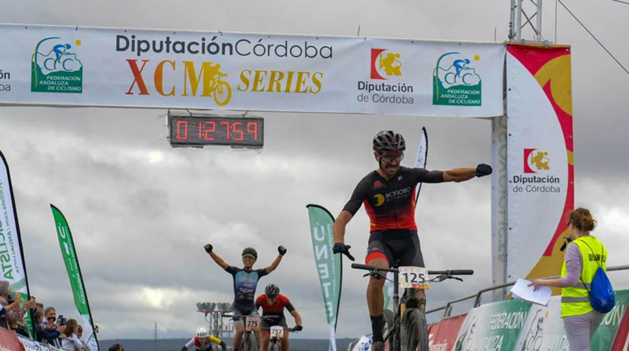 Cabello celebra la victoria en la prueba del circuito en Villanueva del año pasado