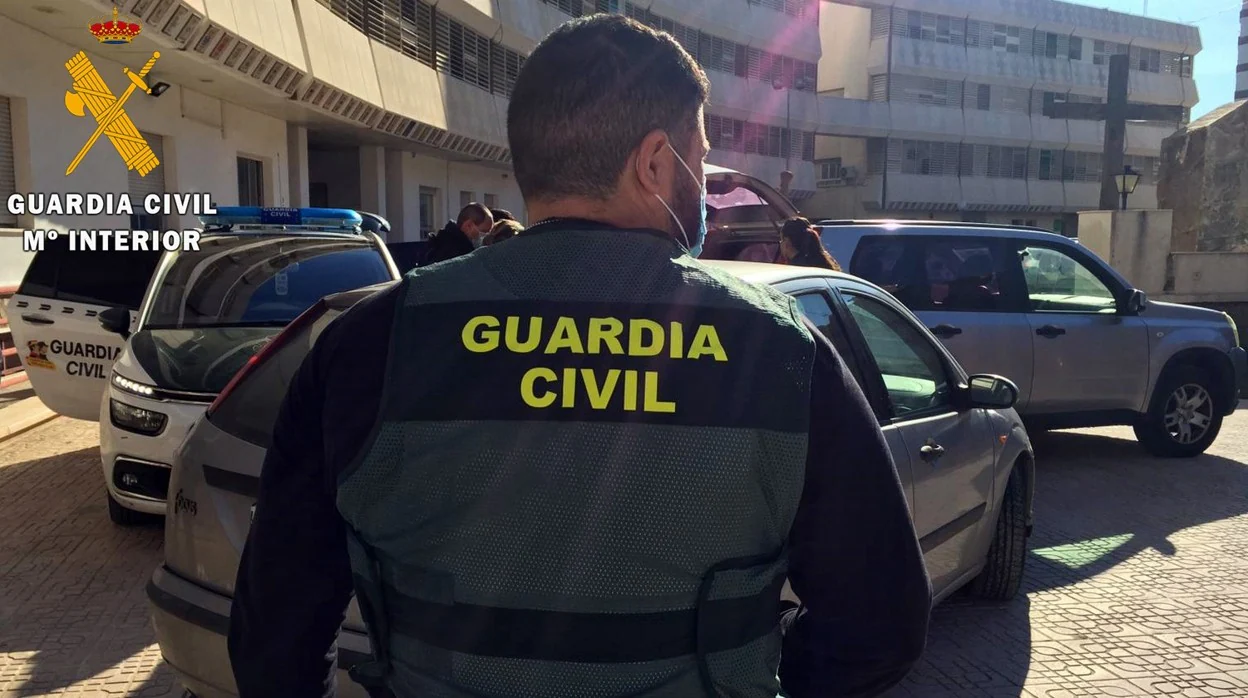 Un agente en la Comandancia de la Guardia Civil en Almería.