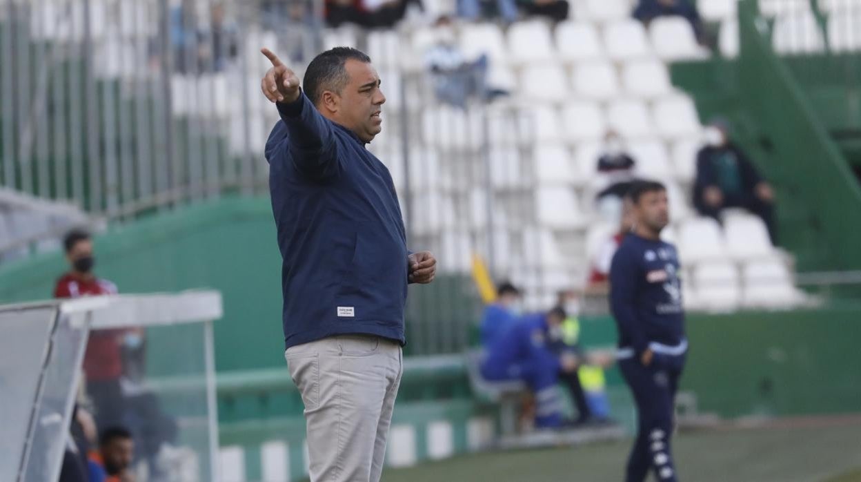 El entrenador del Córdoba, Germán Crespo, da instrucciones en El Arcángel