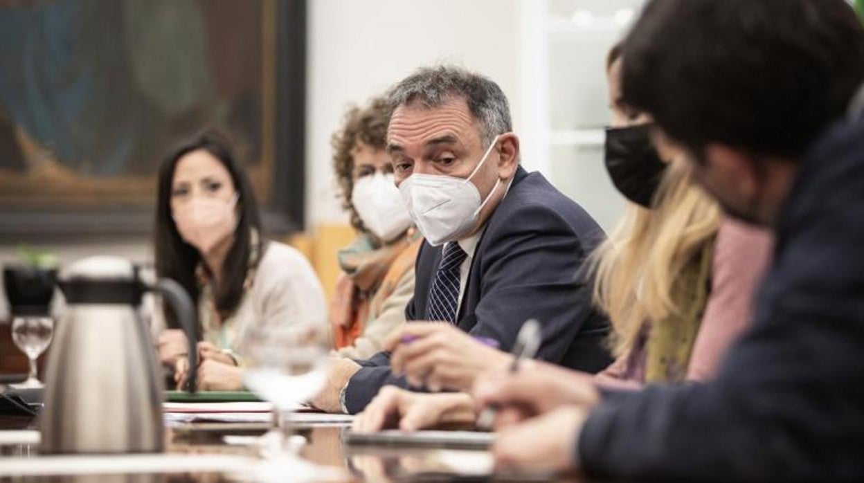 Enrique Santiago este viernes en la Delegación del Gobierno en Andalucía