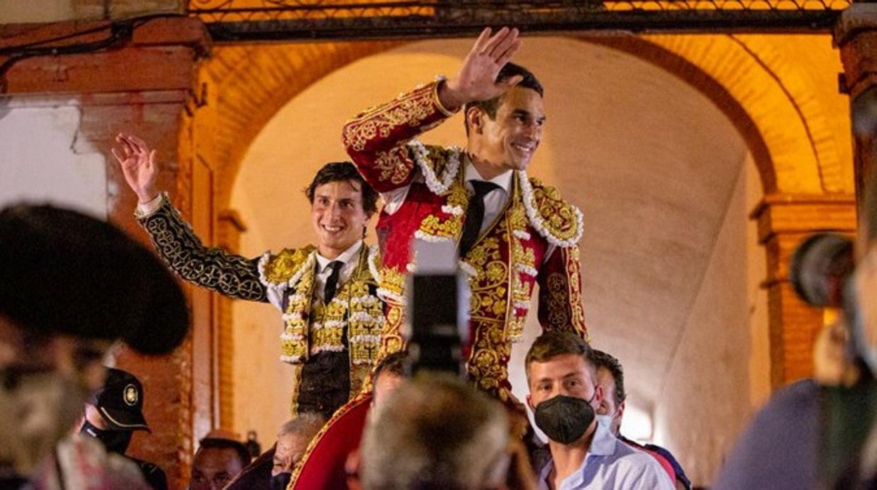 José María Manzanares y Andrés Roca Rey en una salida a hombros en la plaza de Toledo