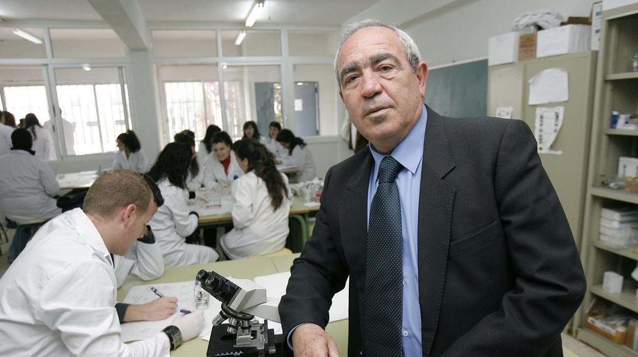 José Palomares en el interior de una clase en el colegio Trinidad Sansueña en una entrevista con ABC en 2008