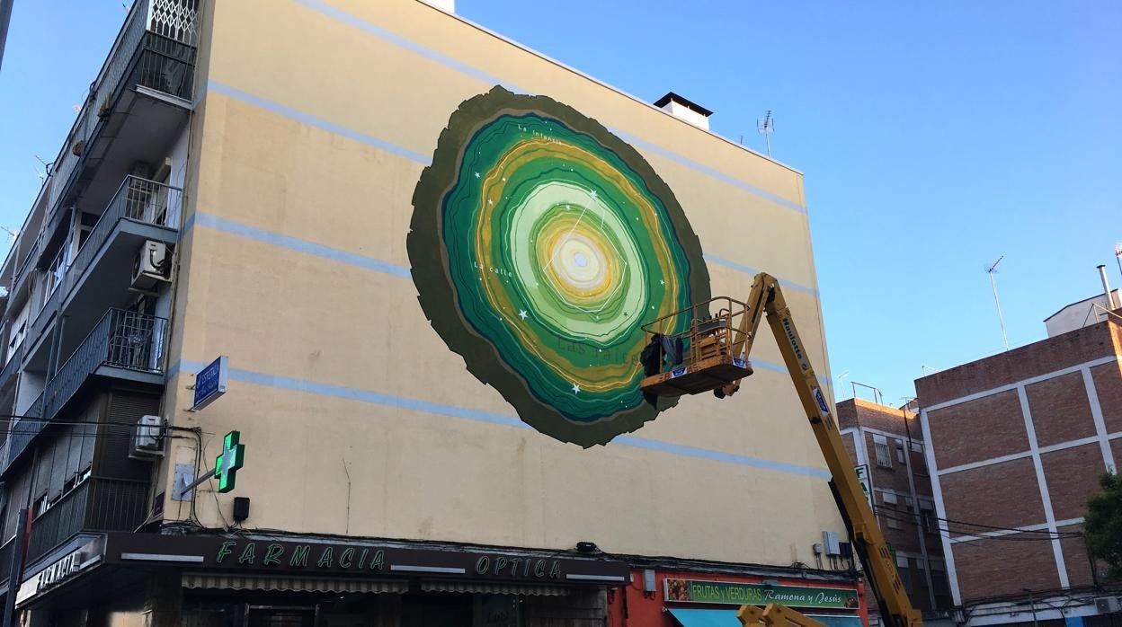 María Ortega pintando en lo alto de grúa en el Sector Sur de Córdoba