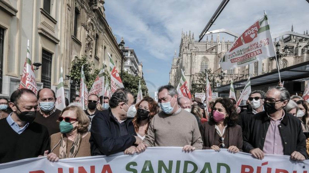 Imagen de la manifestación, con Espadas detrás de la pancarta, del sábado 19 que reunió en toda Andalucía a 19.000 personas