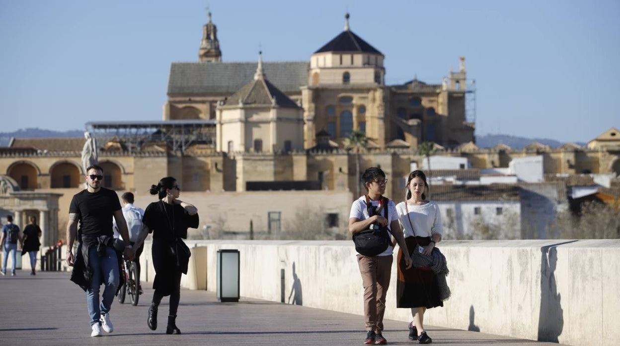 Viandantes por el Puente Romano