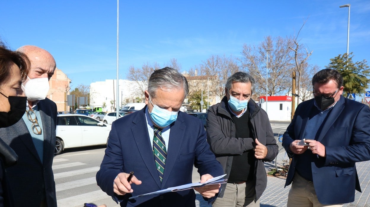 Salvador Fuentes firma el acta de recepción