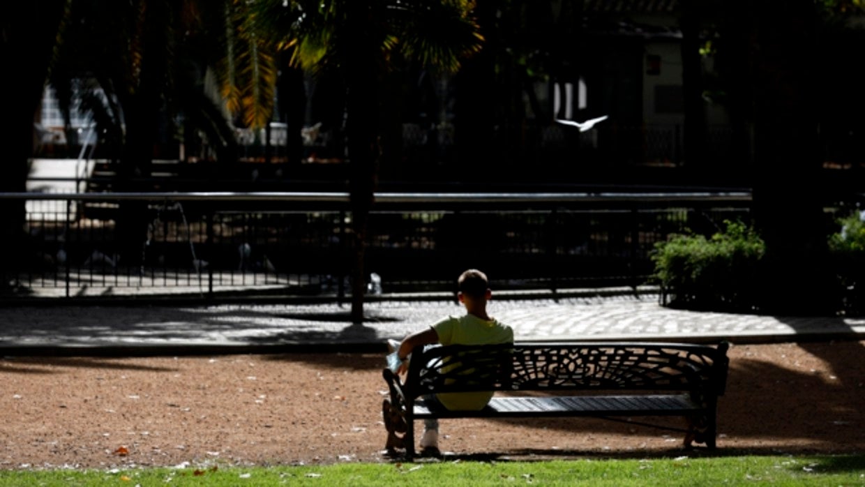 Un hombre disfruta del buen tiempo en el parque de Los Patos Valerio Merino