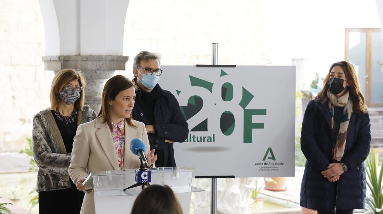 La delegada de Cultura de la Junta, Cristina Casanueva, durante la presentación