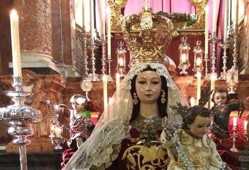 La Virgen del Rosario, on la corona robada, en un besamanos