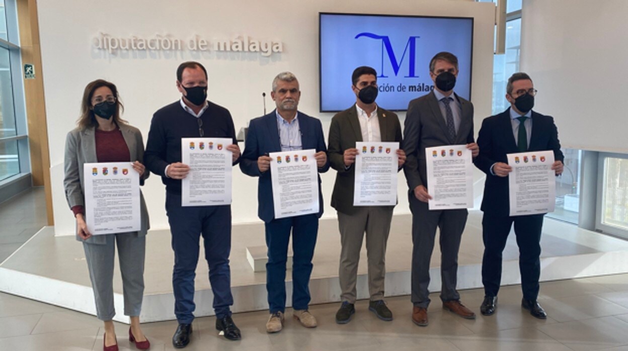 Los alcaldes tras las rueda de prensa en la Diputación de Málaga