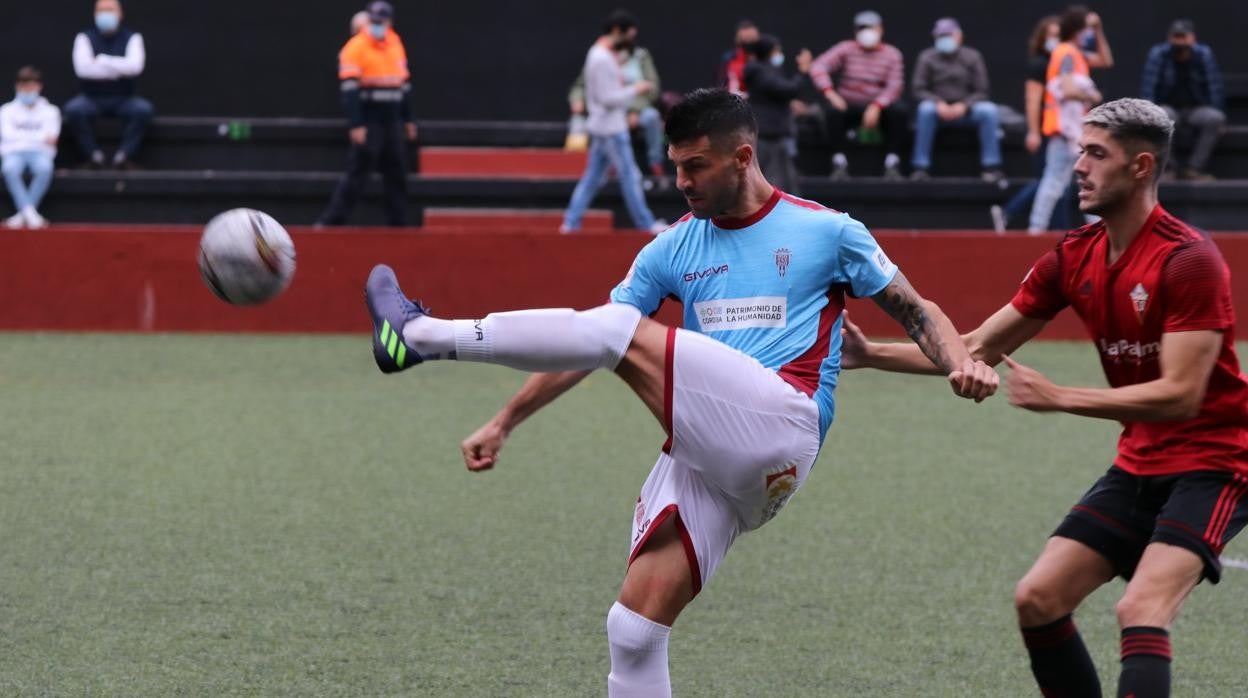 Willy despeja un balón en el partido del Córdoba ante el Mensajero