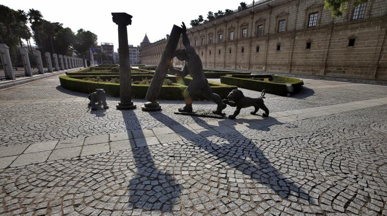 Edificio del Parlamento de Andalucía, con la escultura de Hércules en la fachada principal.