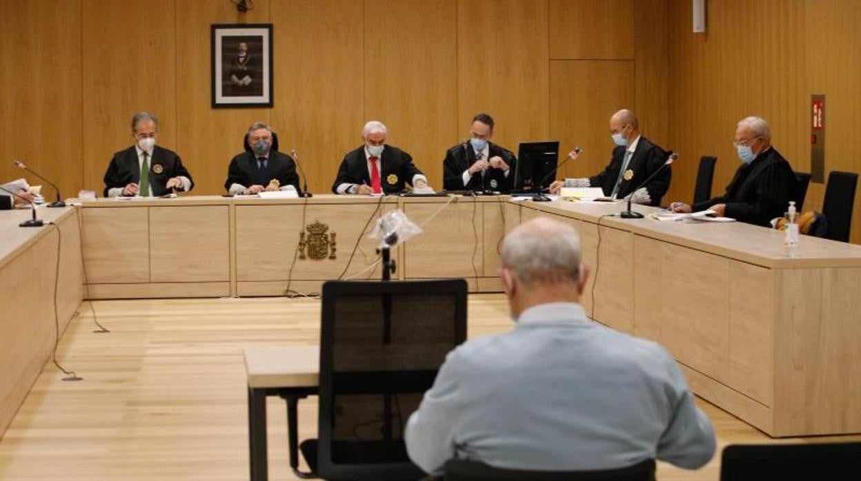 El exalcalde de Algallarín Juan Molina (PSOE) frente al tribunal de la Sección Tercera de la Audiencia