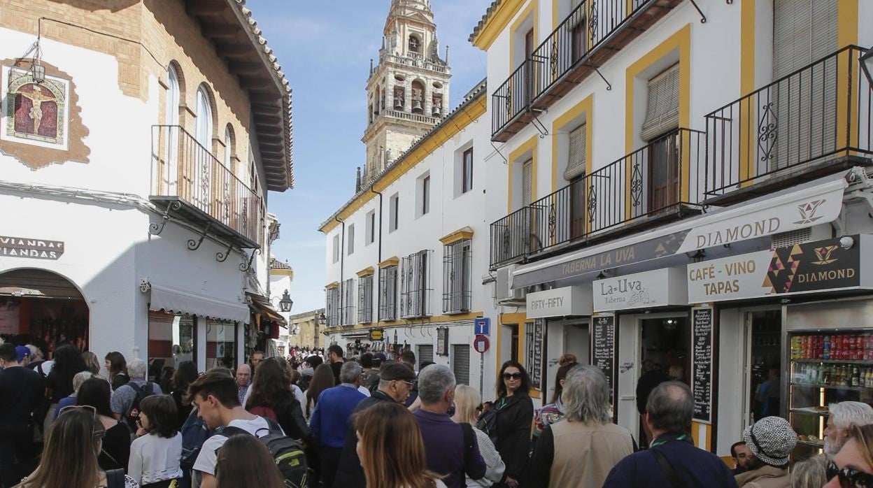 Turistas en Córdoba un día de Andalucía