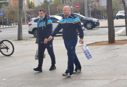Dos miembros de la delegación de Ucrania llegando al hotel donde se alojan en Córdoba