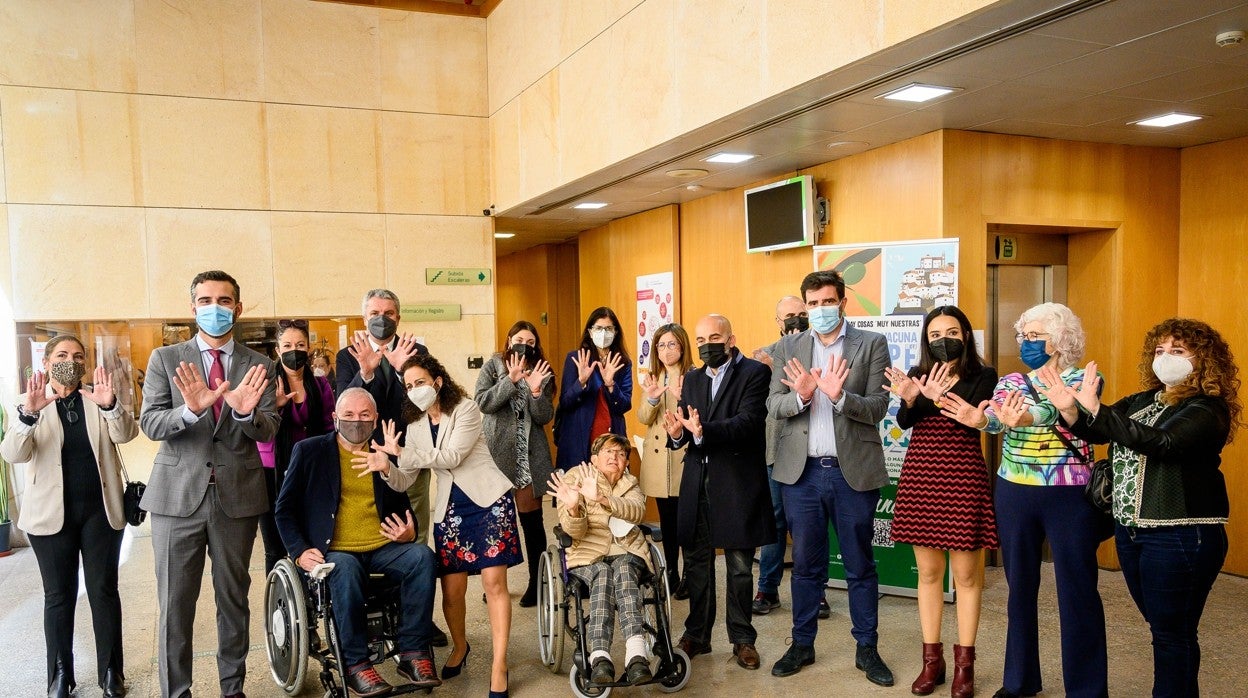 La doctora Esteban junto a los participantes en la jornada sobre enfermedades poco frecuentes.