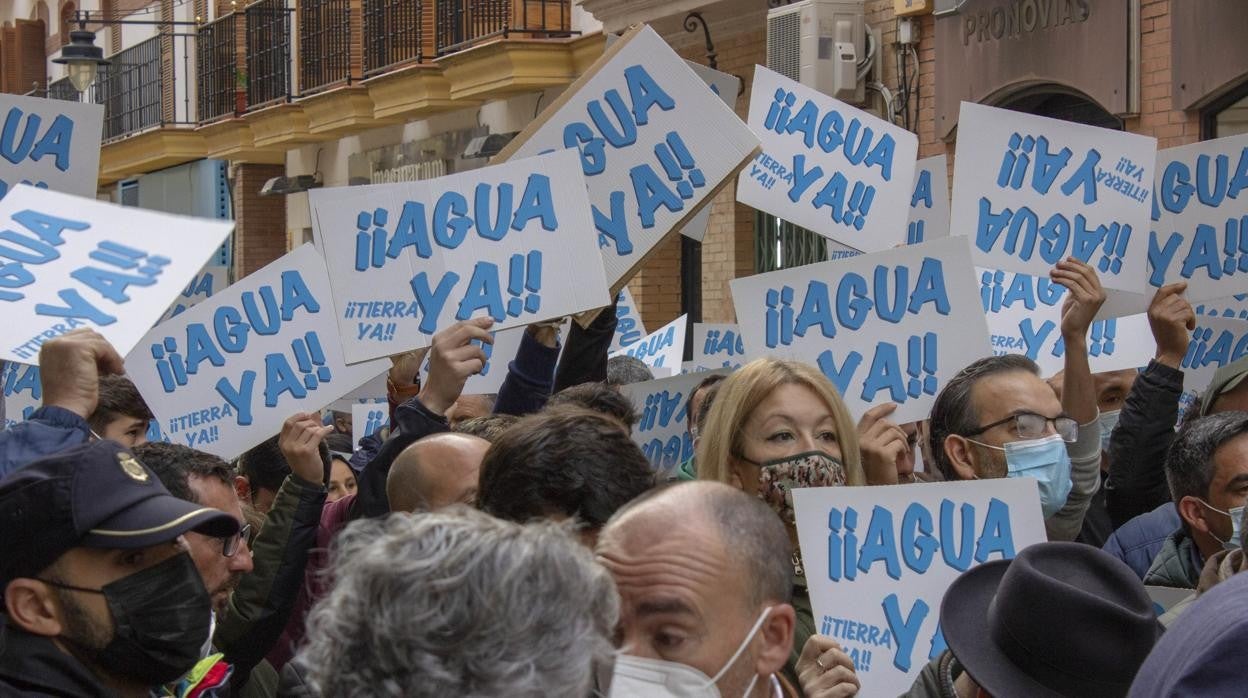 Uun momento de la concentración en la Subdelegación del Gobierno en Huelva