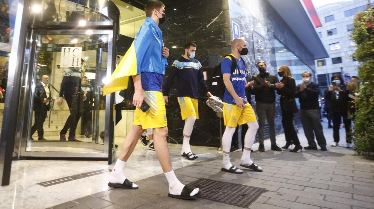 Jugadores de Ucrania con su bandera