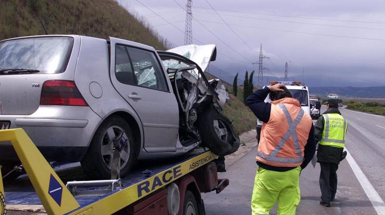 Una grúa retira de la carretera un vehículo siniestrado