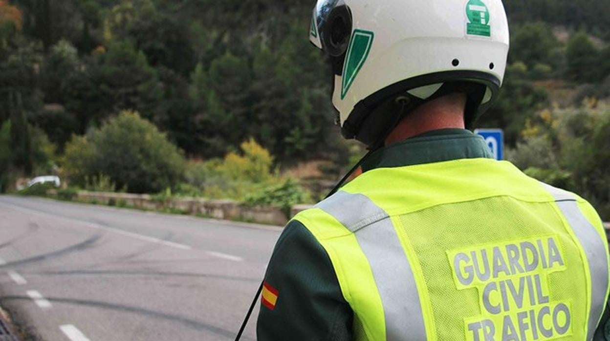 Un miembro de la Guardia Civil de Tráfico, en una imagen de archivo