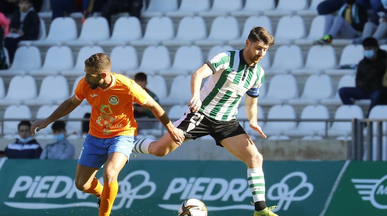 Javi Flores conduce el balón ante un rival esta temporada