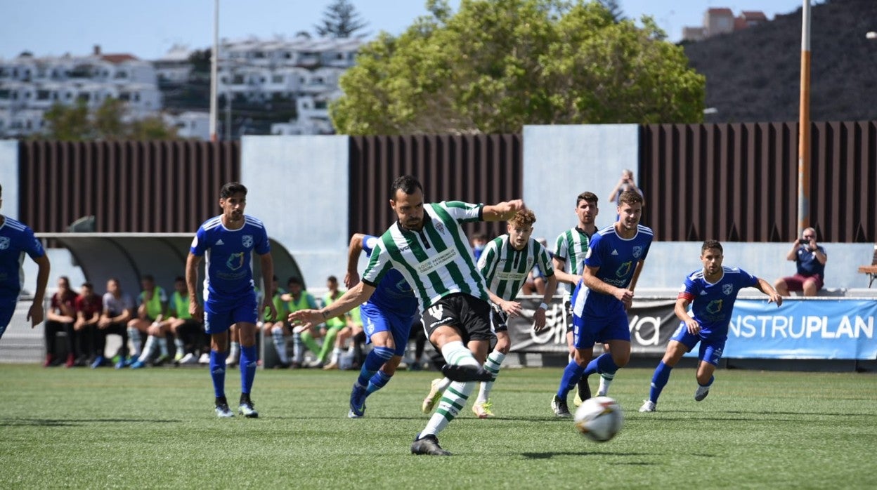 De las Cuevas lanza el penalti que abrió la lata del encuentro ante el San Fernando