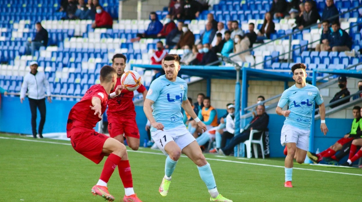 El futbolista del Ciudad de Lucena avanza con el balón