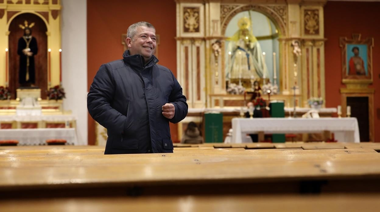 Manuel Luque, en la iglesia de San Fernando, con los titulares de la hermandad de la Estrella