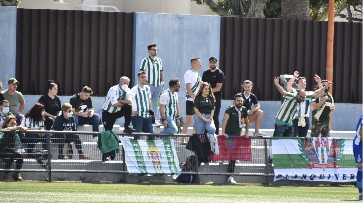 La afición blanquiverde presente en el partido ante la UD San Fernando