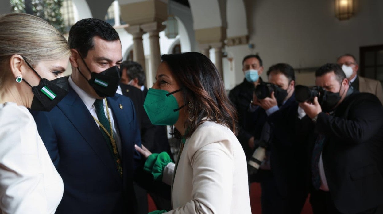 Marta Bosquet recibe en el Parlamento a Juanma Moreno y a su mujer Manu Villena VANESSA GÓMEZ