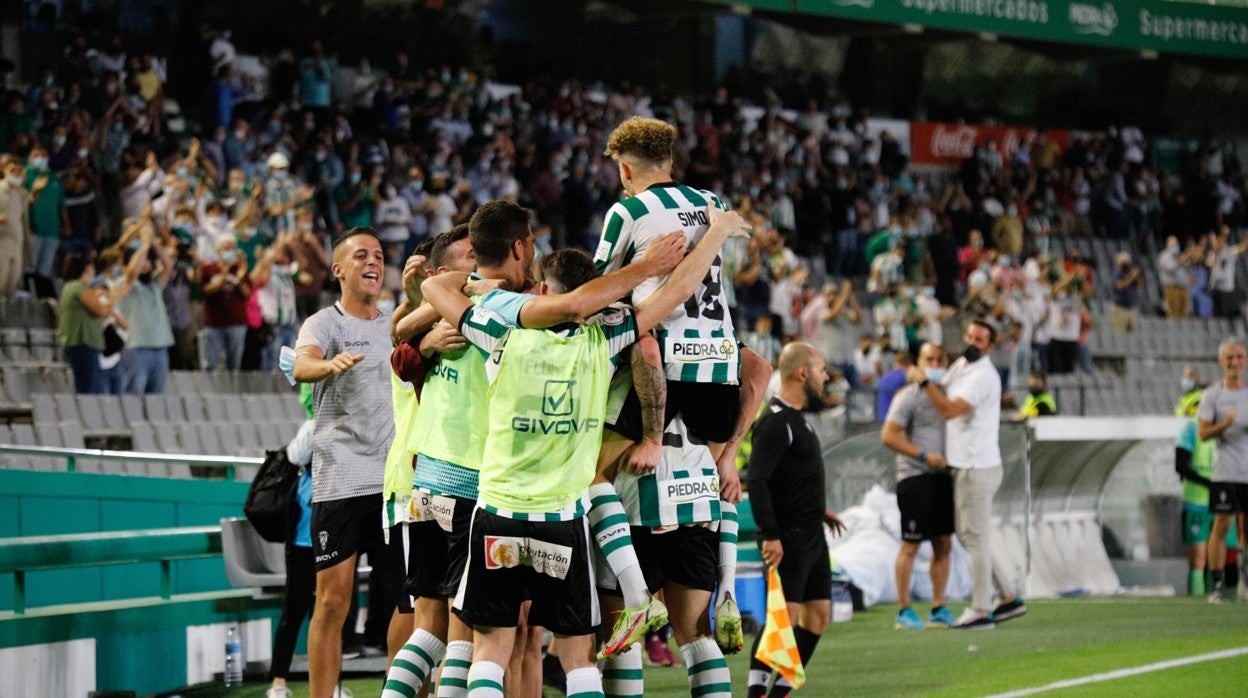 Los jugadores blanquiverdes celebran un gol en el partido de ida ante el Antequera