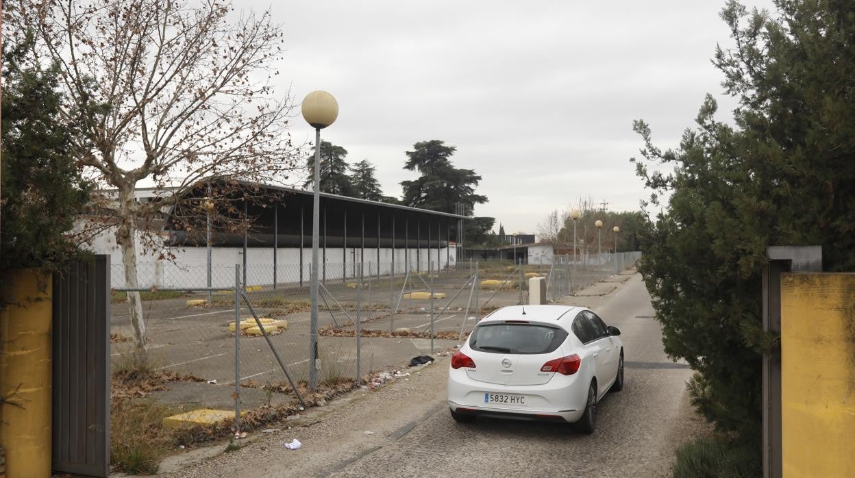 Un coche pasa delante del viejo recinto ferial San Carlos, de Córdoba