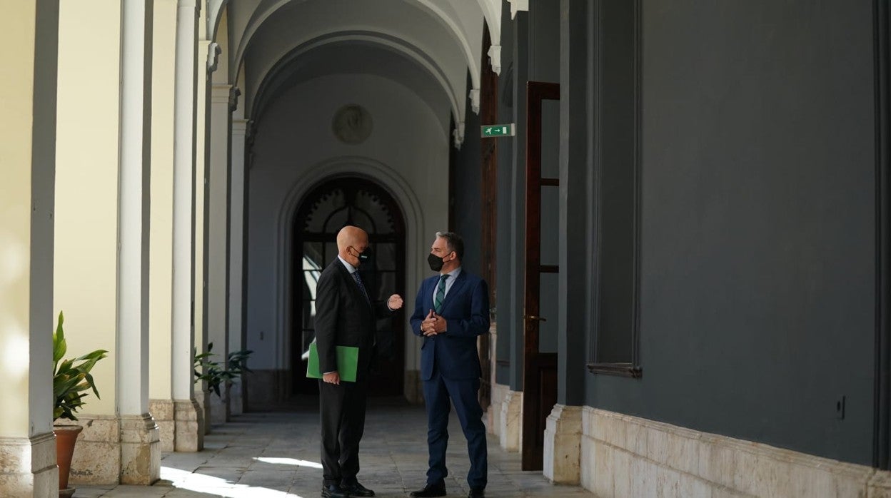 Los consejeros de Educación, Javier Imbroda, y de Presidencia, Elías Bendodo, en el Palacio de San Telmo