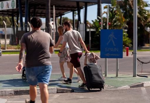 Viajeros procedentes del aeropuerto de Gibraltar se disponen a entrar en España