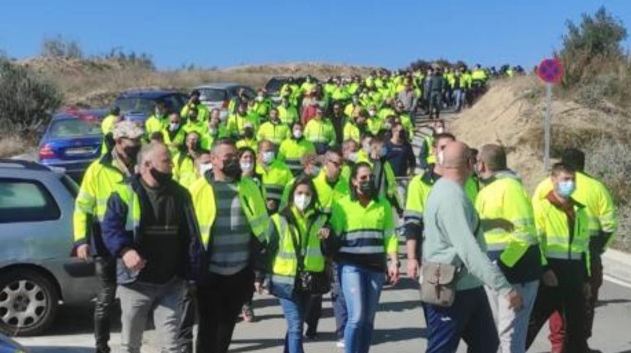 Un grupo de trabajadores durante la huelga en la multinacional Cosentino