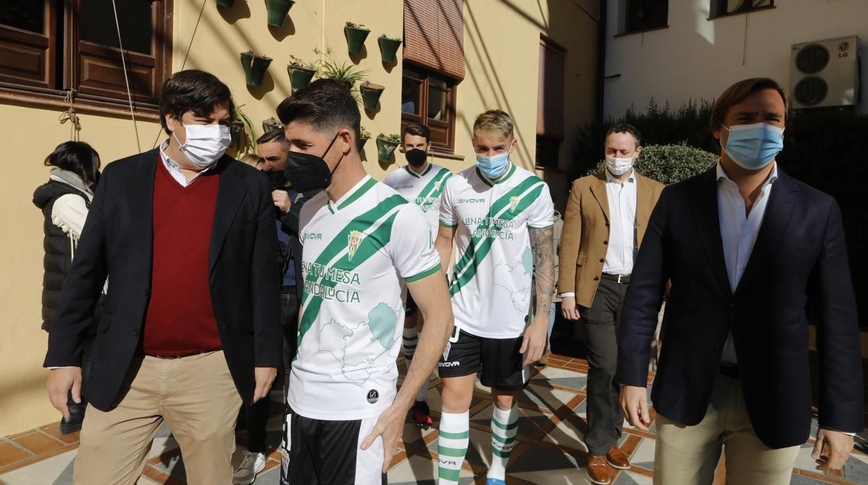 Javi Flores, en principio, podría no enfundarse el domingo la camiseta por el Día de Andalucía