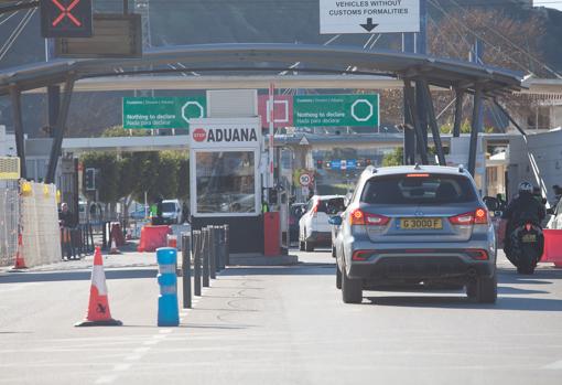 Vehículos en La Línea para entrar en Gibraltar por la Aduana