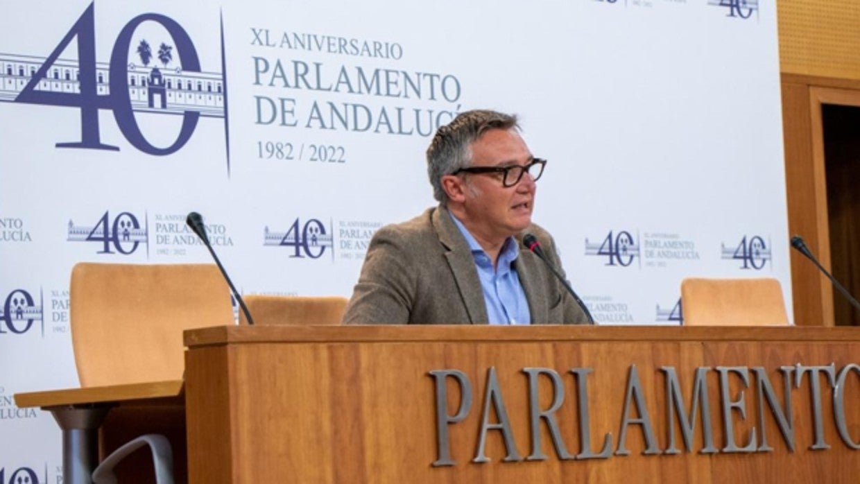 Manuel Gavira durante sus declaraciones en la sala de prensa del parlamento andaluz