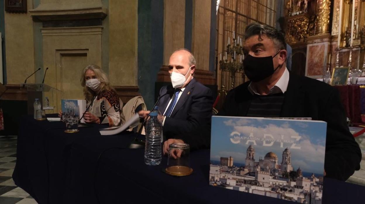 El Consejo de Hermandades presenta el libro &#039;Cádiz, una Pasión junto al mar&#039;