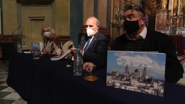 El Consejo de Hermandades presenta el libro 'Cádiz, una Pasión junto al mar'