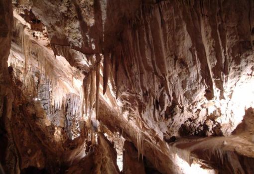 Formación geológica en el interior de la cueva