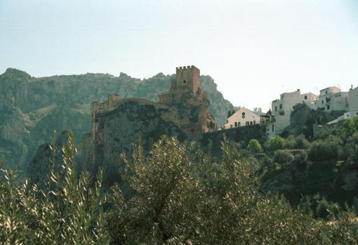 Perspectiva de Zuheros con el castillo árabe en primer plano